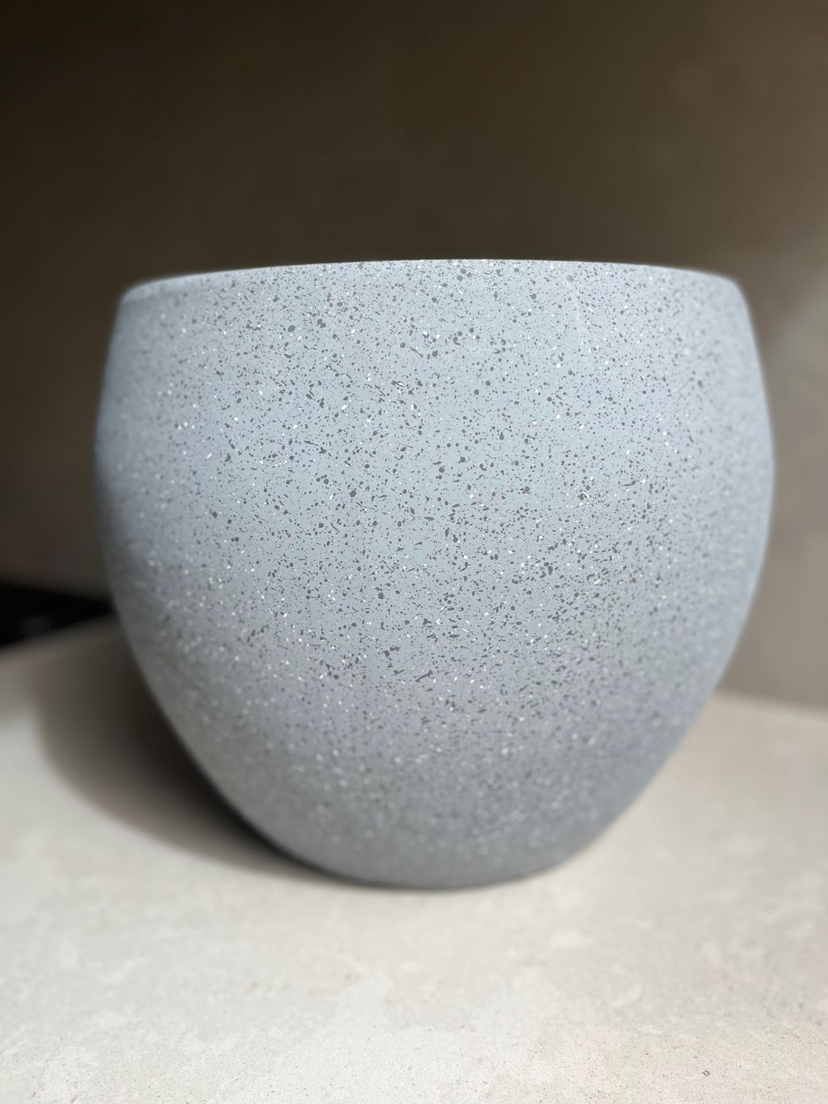 Macetero gris