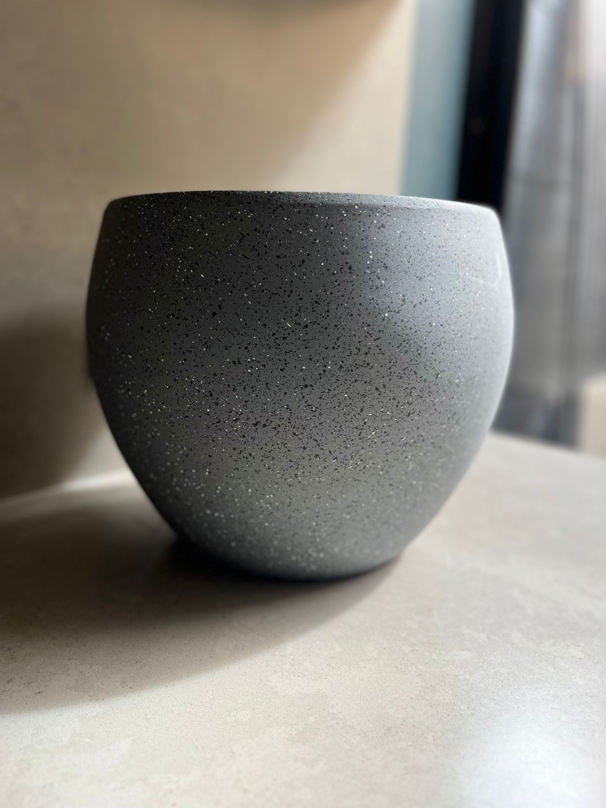 Macetero gris