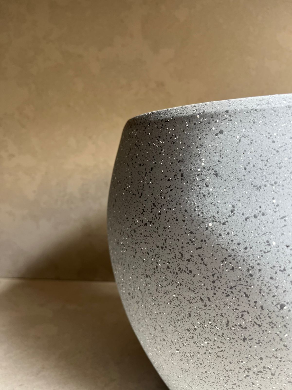 Macetero gris
